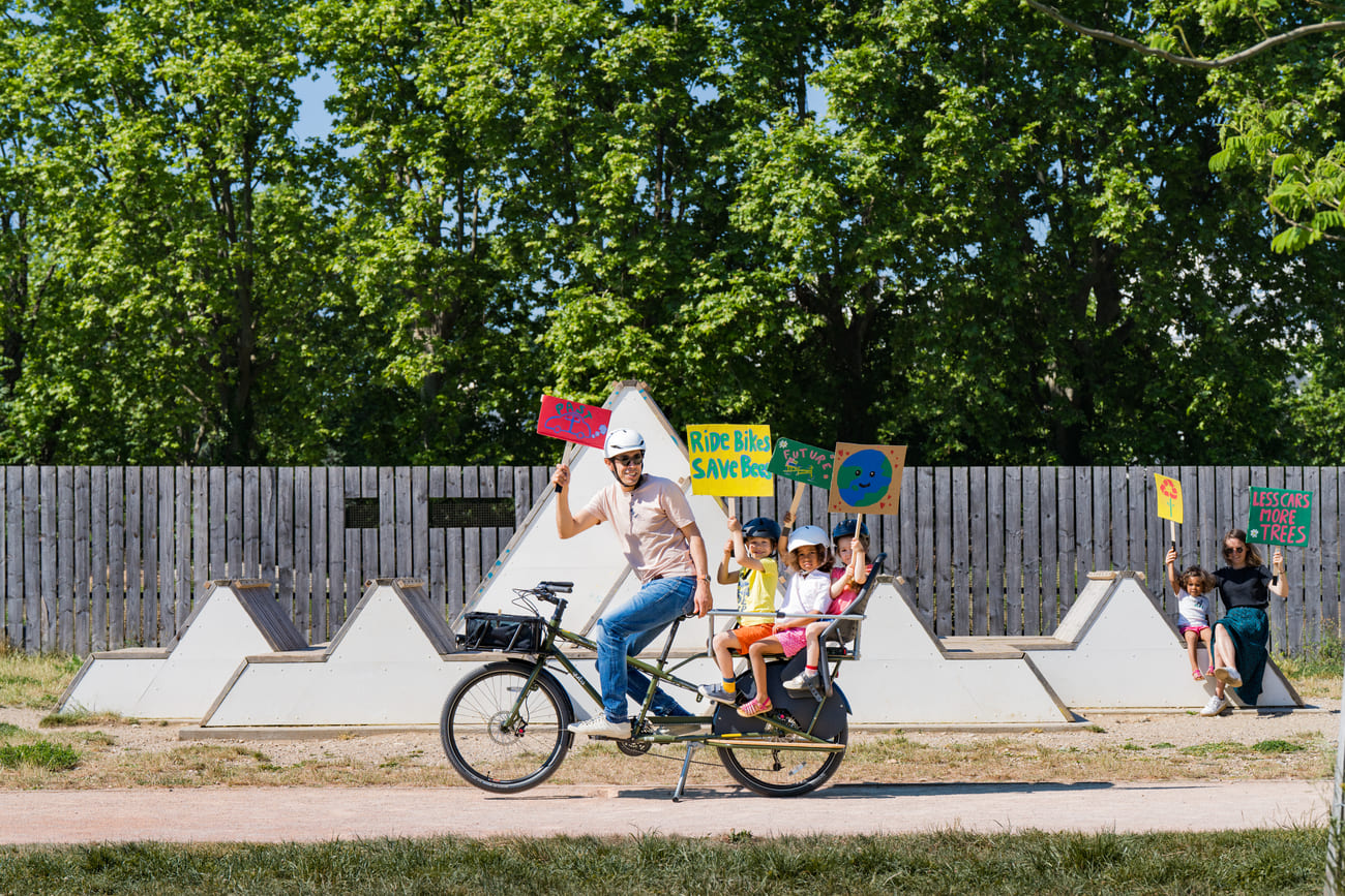 copy-of-yuba_bikes_mundo_lux_olive_breadbasket_monkeybars_sideboards_kids_saveplanet