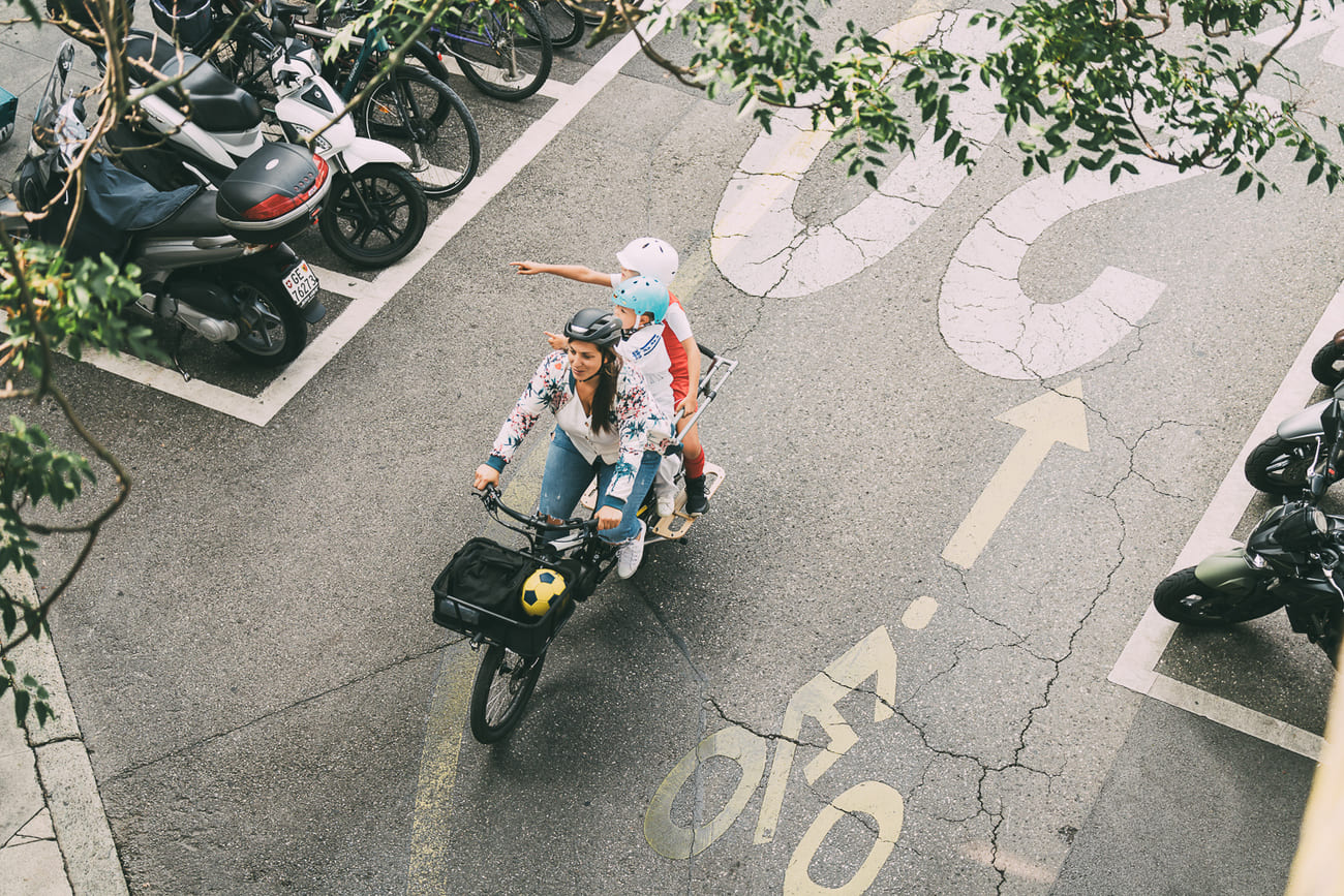 yuba_bikes_lifestyle_kombie6_stuffrack_monkeybars_sideboards_family_city-2