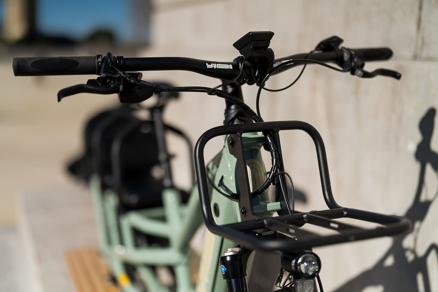yuba_bikes_lifestyle_spicy_curry_lunar_closeup_baserack_frontview-1