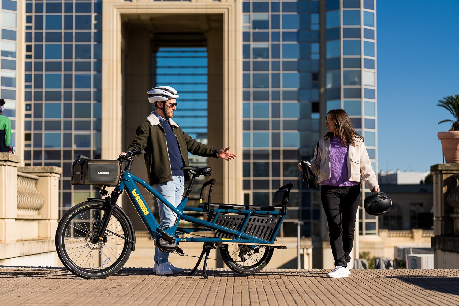 yuba_bikes_lifestyle_spicy_curry_trueblue_sideboards_crest_backrest_softspot_baserack_grabngo_couple-min