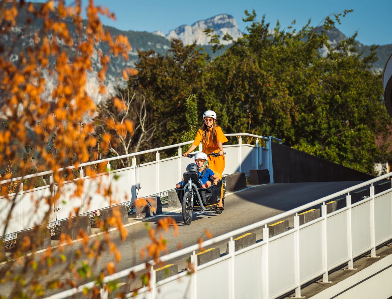 yuba_bikes_supercargo_grey_lifestyle_seat_kit_2be3_family-1